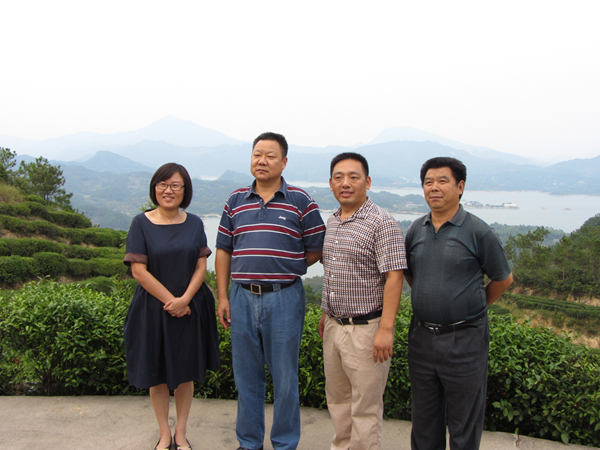 市军区司令员石某在县委赵书记陪同下在公司基地视察